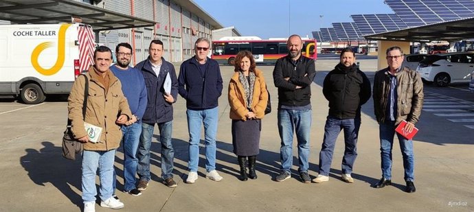 Visita de la presidenta de Más País Andalucía, Esperanza Fómez, al comité de empresa de Tussam, en Sevilla.