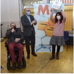 Uno de los premios de Fundación Renault Group recibido por la asociación Esclerosis Múltiple de Valladolid.