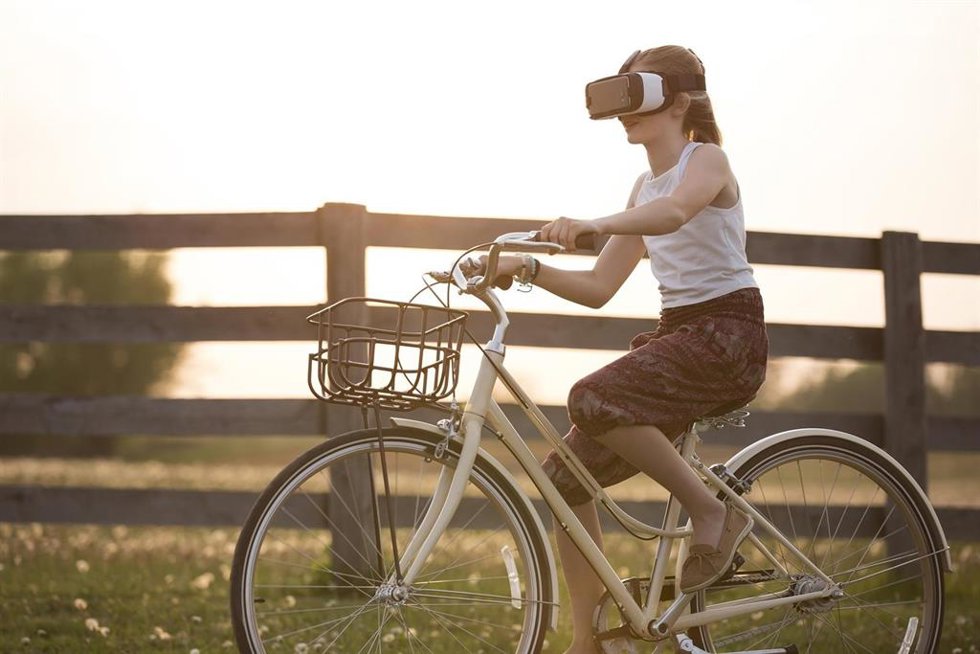 Representación de una niña con gafas de realidad virtual.