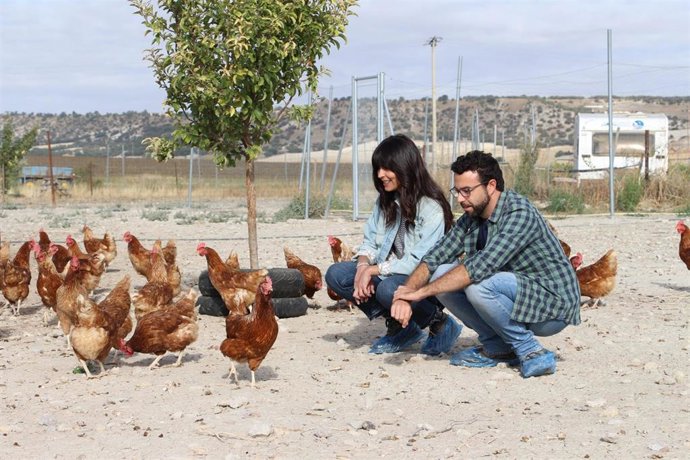 Pablo Maderuelo y Marta Fernández, en uno de los episodios de 'Huellas en la Tierra'