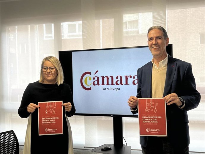 El presidente de la Cámara de Torrelavega, Carlos Augusto Carrasco, y la concejala de Comercio, Cristina García Viñas, presentan el 31 Concurso de Escaparates de Navidad