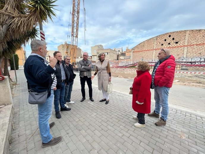 Los ediles comprueban de primera mano los efectos que está causando el corte de la calle Orilla de la Vía