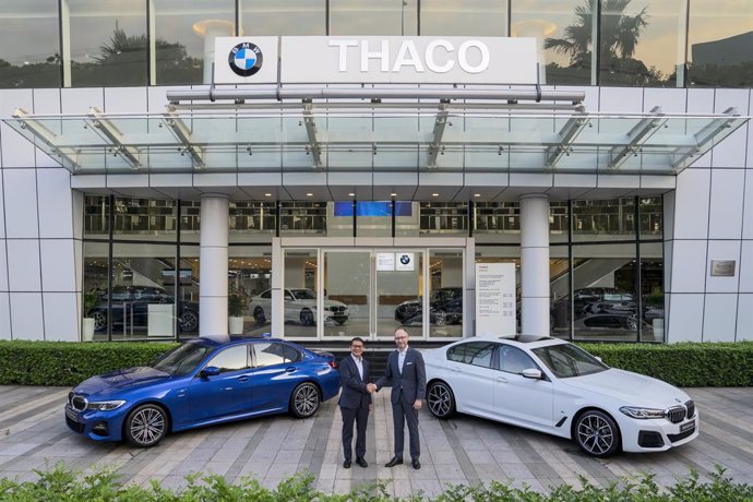 De izda a dcha: el presidente de Truong Hai Auto Corporation (Thaco) , Trn Bá Duong, y el director general del Grupo BMW en Asia, Lars Nielsen.
