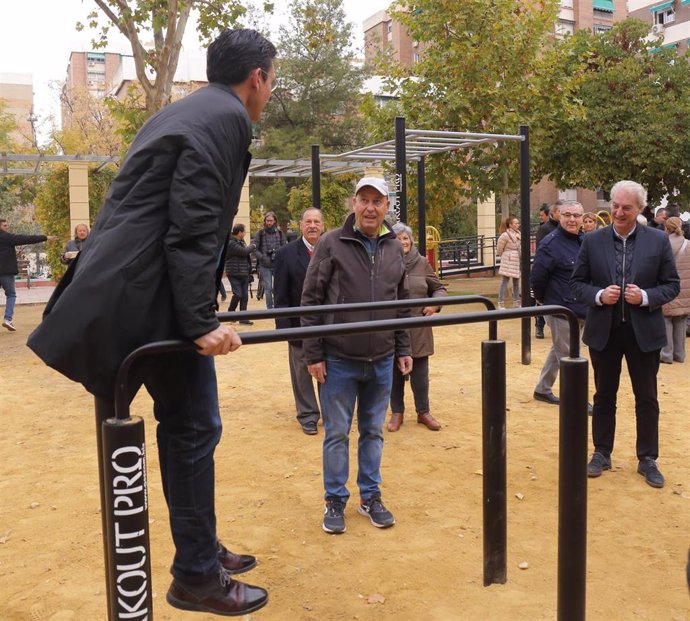 El Ayuntamiento de Granada instala un área deportiva de calistenia en la plaza de la Concordia .