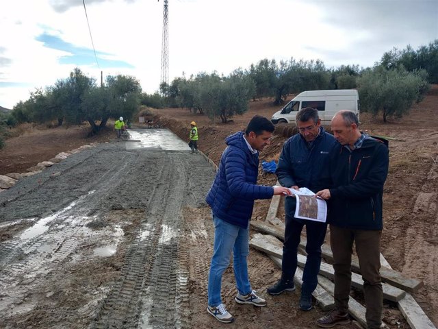 La Junta inicia la ejecución de dos caminos rurales en Riogordo.