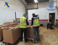 Desmantelada en Córdoba una fábrica clandestina dedicada al contrabando de tabaco con empresas de mensajería