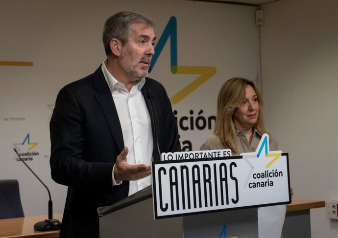 El secretario general nacional de Coalición Canaria, Fernando Clavijo, y la diputada Rosa Dávila