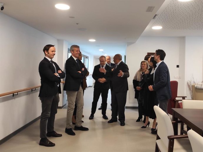 El presidente de la Xunta, Alfonso Rueda; el alcalde de Santiago, Xosé Sánchez Bugallo, y otras autoridades este lunes durante la inauguración de la residencia Raiola-San Marcos en Santiago de Compostela