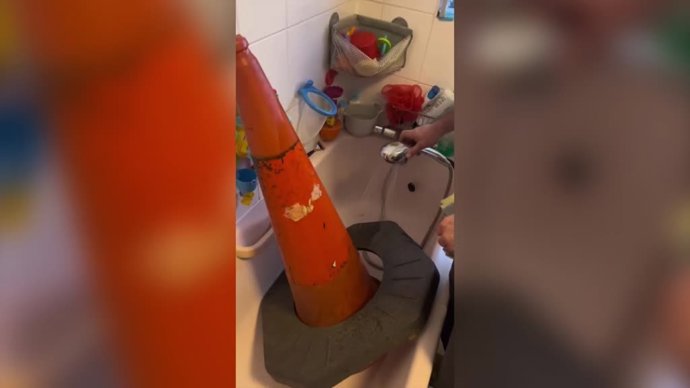 Transforma un cono de carretera en un adorno original navideño