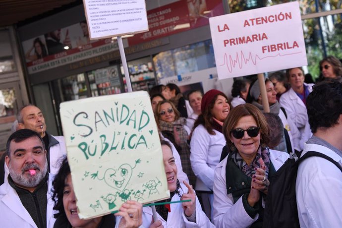 Varios manifestantes exigen la mejora de la Atención Primaria en la Sanidad Pública, frente a la Asamblea de Madrid, a 1 de diciembre de 2022, en Madrid (España).