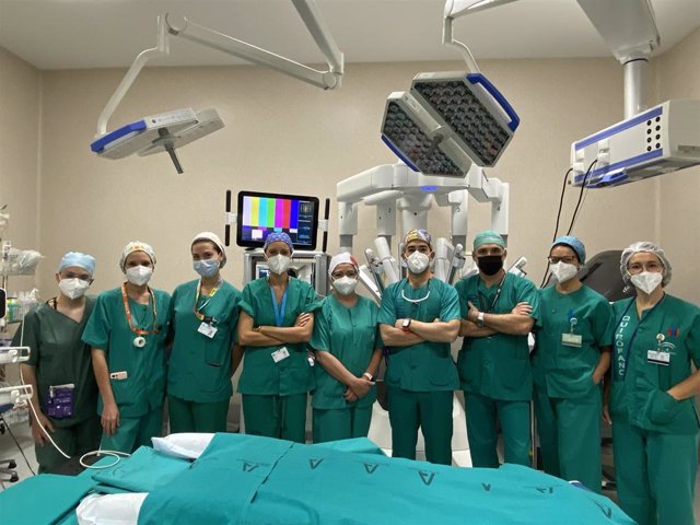 Profesionales del Hospital Regional Universitario de Málaga han realizado la primera intervención de cirugía de pared abdominal compleja (TAR) con el robot Da Vinci.