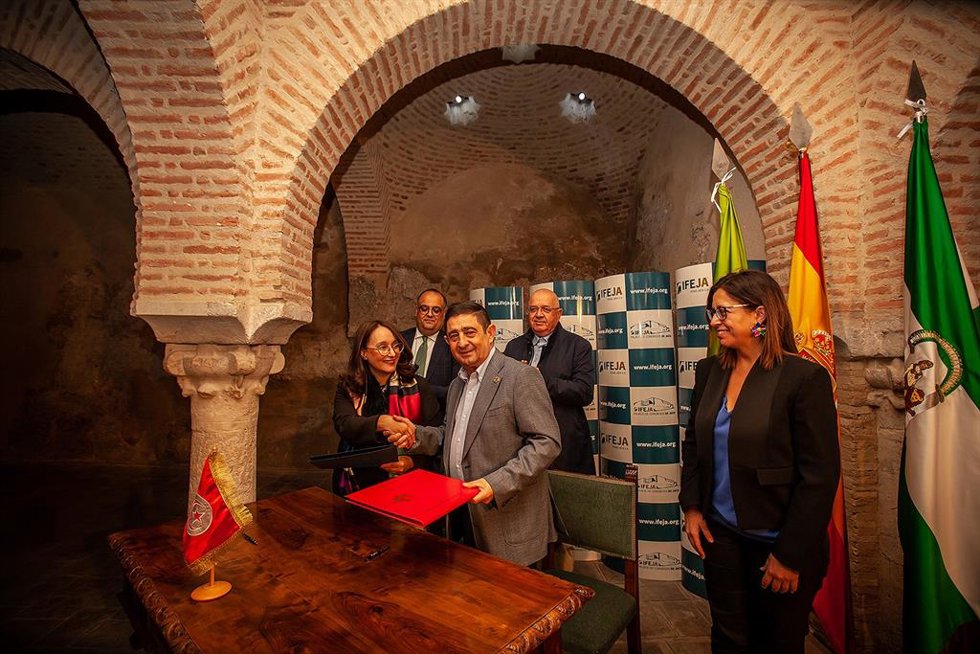 Firma del convenio que designa a Túnez país invitado en Expoliva 2023.