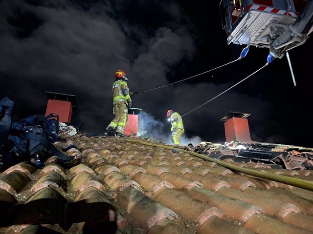 Los Bomberos de la Diputación de Soria durante los trabajos de extinción del incendio en Santervás del Burgo.