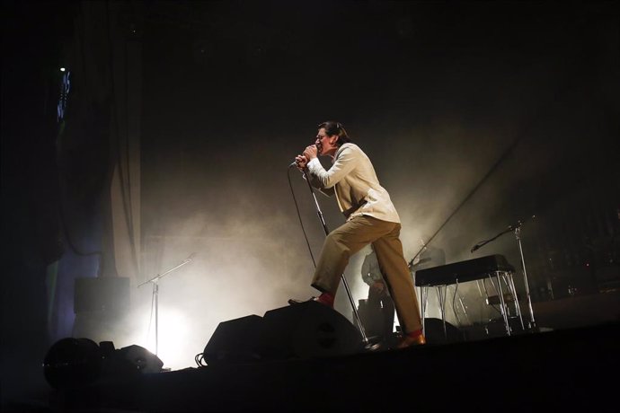 Archivo - Alex Turner, vocalista de Arctic Monkeys, en un concierto en Nos Alive Festival