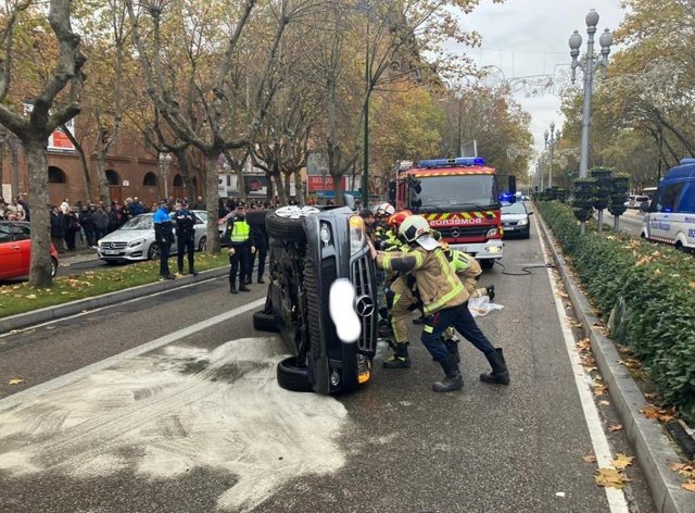 Bomberos tratan de poner al vehículo siniestrado en posición normal.
