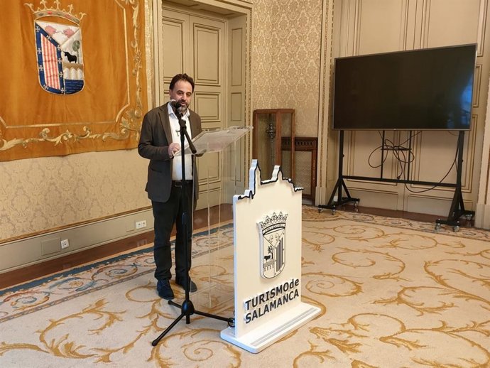 El concejal de Turismo, Fernando Castaño, en rueda de prensa en el Ayuntamiento de Salamanca