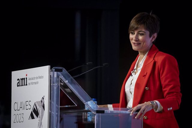 La ministra de Política Territorial y Portavoz del Gobierno, Isabel Rodríguez, inaugura el evento ‘Claves 2023’ que organiza la Asociación de Medios de Información (AMI), en el Beatriz Madrid Auditorio, a 1 de diciembre de 2022, en Madrid (España). 