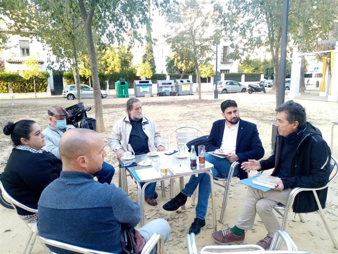 El candidato de IU a la Alcaldía de Sevilla, Ismael Sánchez, se ha reunido con representantes de la Asociación Parque Vivo del Guadaíra.