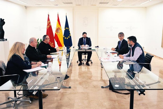 El presidente de la Región de Murcia, Fernando López Miras, preside la reunión en la que han participado los líderes de CCOO y IGT en la Región, Santiago Navarro y Antonio Jiménez, y el consejero de Economía, Luis Alberto Marín
