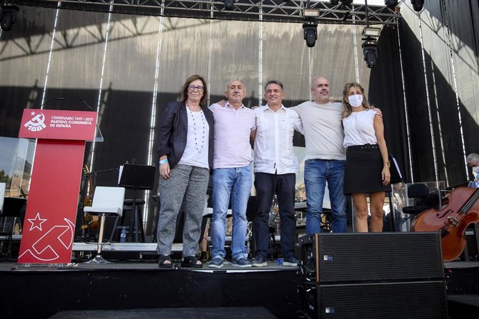 Archivo - (I-D) La directora de la revista 'Nuestra Bandera', Marga Sanz; el secretario general de UGT, Pepe Álvarez; el secretario general del PCE y secretario de Estado de Agenda 2030, Enrique Santiago; el secretario general de CCOO, Unai Sordo, y la 