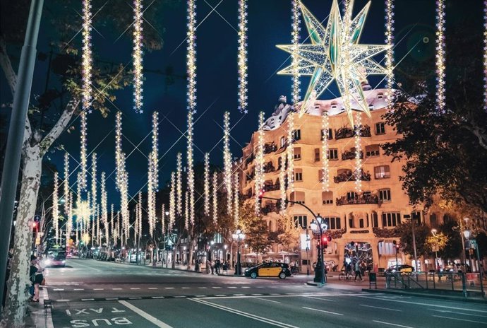 Archivo - El alumbrado de Navidad del paseo de Grcia de Barcelona incorpora la estrella de la Sagrada Familia.