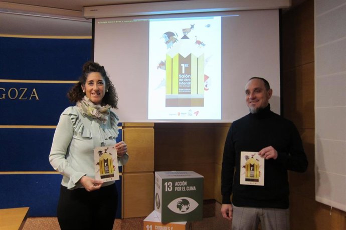 La diputada provincial y concejal de Cultura del Ayuntamiento de Alagón, Elena García Juango, y el director de Apila Ediciones, Eduardo Flores, presentan el primer Salón del Libro Infantil.