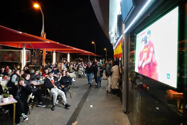 Varios aficionados ven en la televisión de un bar el partido de fútbol entre España y Japón, durante el Mundial de Qatar 2022.