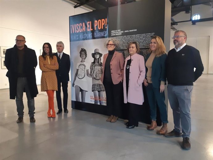 Foto de familia de los participantes en la inauguración de las actividades relacionadas con el Purple Weekend en León.