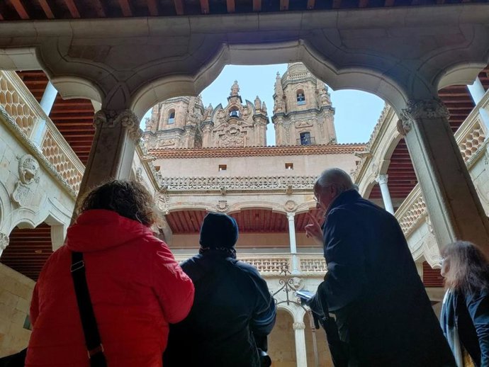 Turistas este lunes en la Casa de las Conchas de Salamanca.