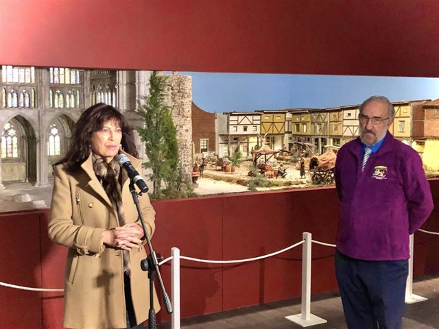 Ana Redondo presenta el Belén Monumental de Las Francesas acompañada por el presidente de la Asociación Belenista Castellana, Ricardo Rodríguez.