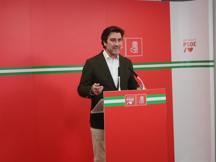 El parlamentario andaluz por el PSOE de Huelva y portavoz de la Ejecutiva Provincial, Enrique Gaviño, en la rueda de prensa de este lunes.