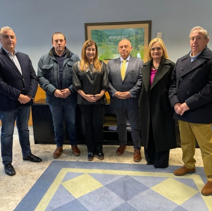 La presidenta del Partido Popular, María José Sáenz de Buruaga, se reúne con el sector del pan