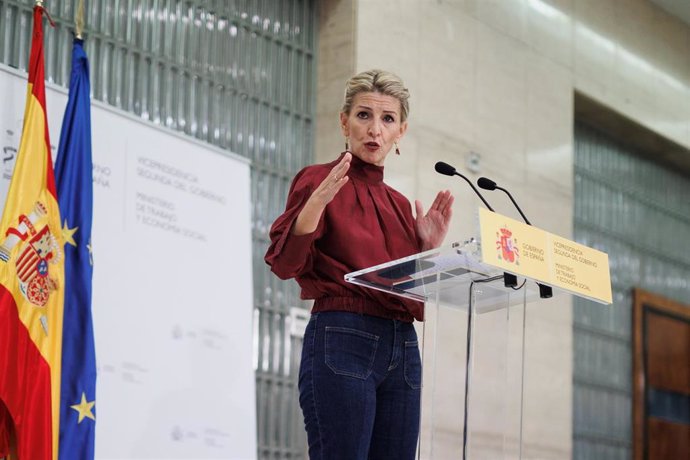 La vicepresidenta segunda del Gobierno, Yolanda Díaz, interviene durante una reunión con colectivos representativos de la vivienda social, en el Ministerio de Trabajo y Economía Social, a 2 de diciembre de 2022, en Madrid (España). 