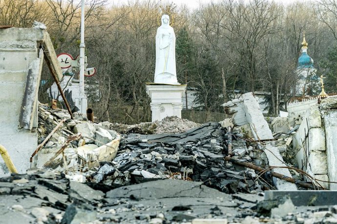 04 December 2022, Ukraine, Sviatohirsk: A general view of the destruction as a result of shelling by Russian troops. Photo: Celestino Arce Lavin/ZUMA Press Wire/dpa