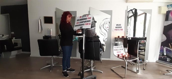 Protesta de vigilia y luto en una peluquería de Valncia para reclamar uan reducción del IVA al 10%