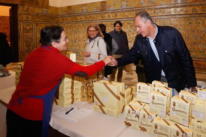 El candidato del PP a la Alcaldía de Sevilla, José Luis Sanz, en su vista a la muestra de dulces de conventos en el Alcázar.