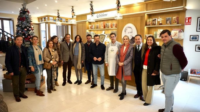 Cargos del PP de la provincia de Sevilla y parlamentarios autonómicos de esta formación visitan varias fábricas de mantecados de Estepa para conocer la labor industrial en lo que al sector se refiere.