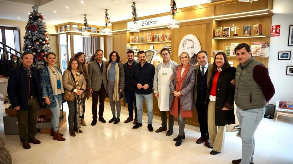 Cargos del PP de la provincia de Sevilla y parlamentarios autonómicos de esta formación visitan varias fábricas de mantecados de Estepa para conocer la labor industrial en lo que al sector se refiere.
