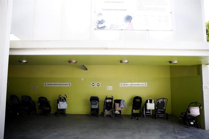Archivo - Varios carritos de bebé en una guardería