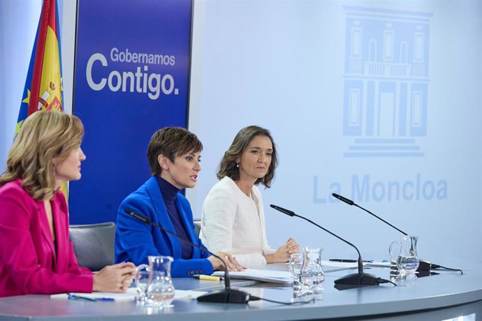 La ministra de Educación y Formación Profesional, Pilar Alegría; la ministra de Política Territorial y Portavoz del Gobierno, Isabel Rodríguez, y la ministra de Industria, Comercio y Turismo, Reyes Maroto, tras el Consejo de Ministros. 