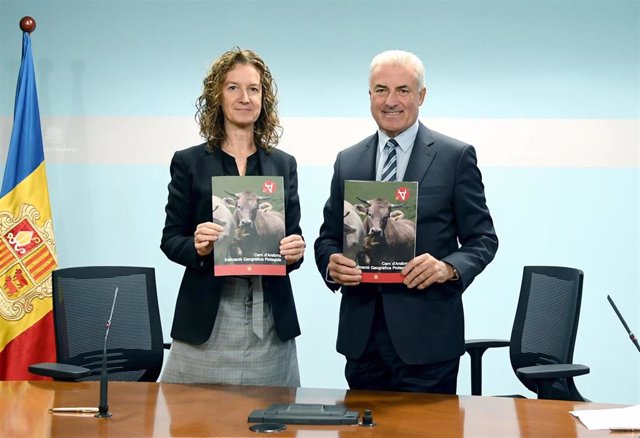 La ministra de Medio Ambiente y presidenta de Ramaders de Andorra, Sílvia calvó, y el subdirector de Andbank, Josep Maria Cabanes, en la firma del convenio para distribuir carne a todas las escuelas del país