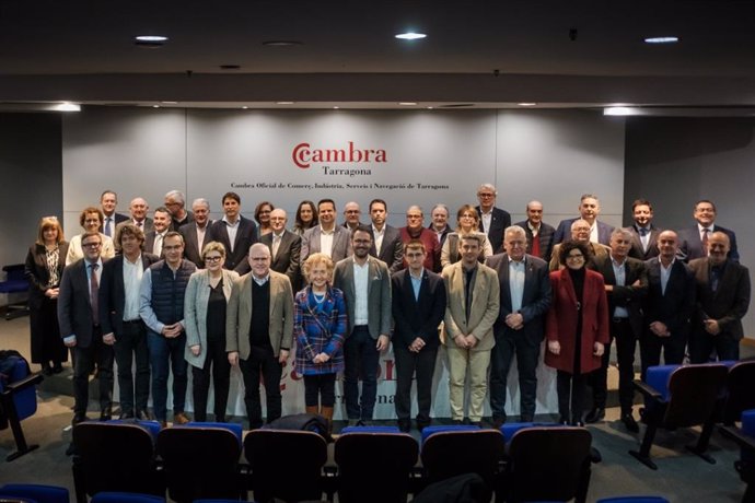 Representantes del sector económico, político y social de Tarragona en la presentación del manifesto que pide la aprobación del Hard Rock