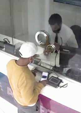 En la imagen, uno de los investigados en la oficina de cambio