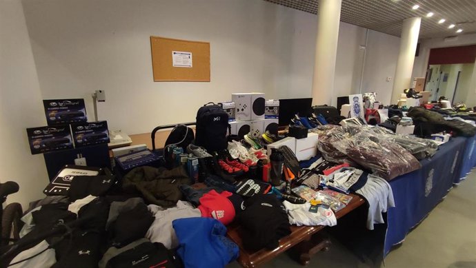 Imagen de los efectos intervenidos en la operación policial en la que han resultado detenidas siete pesonas.