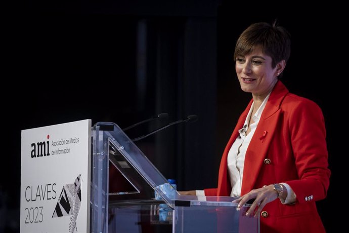 La ministra de Política Territorial y Portavoz del Gobierno, Isabel Rodríguez, inaugura el evento Claves 2023 que organiza la Asociación de Medios de Información (AMI), en el Beatriz Madrid Auditorio, a 1 de diciembre de 2022, en Madrid (España). Bajo