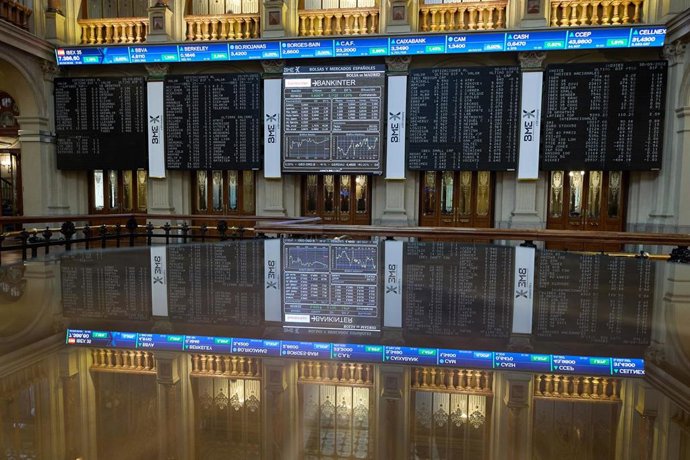 Archivo - Paneles del Ibex 35 en el Palacio de la Bolsa, a 30 de septiembre de 2022, en Madrid (España).