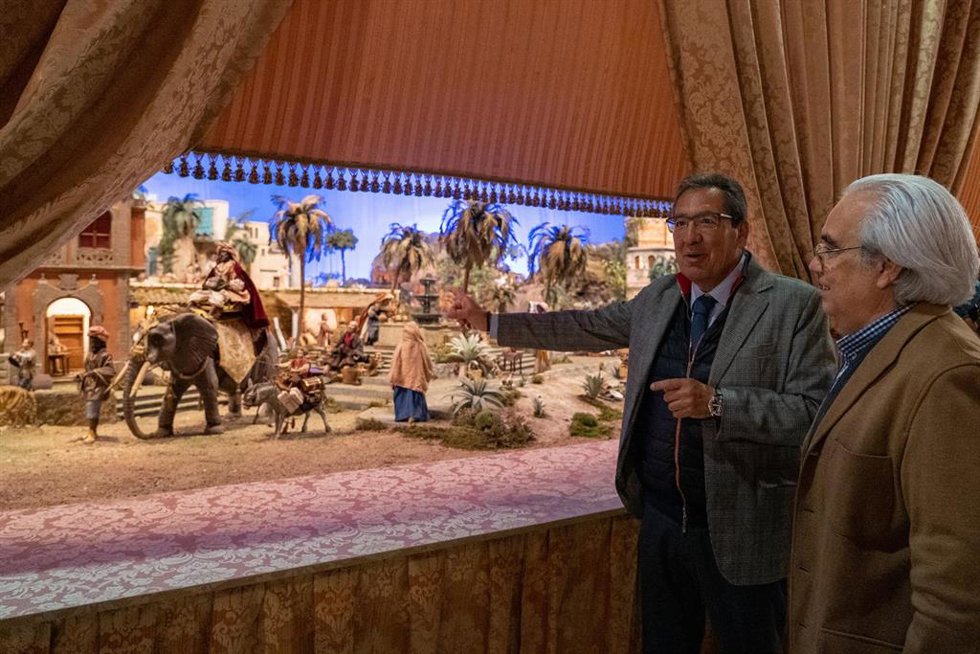 El presidente de la Fundación Cajasol, Antonio Pulido (I), y el belenista Luis Garduño (D), en la presentación del Belén.