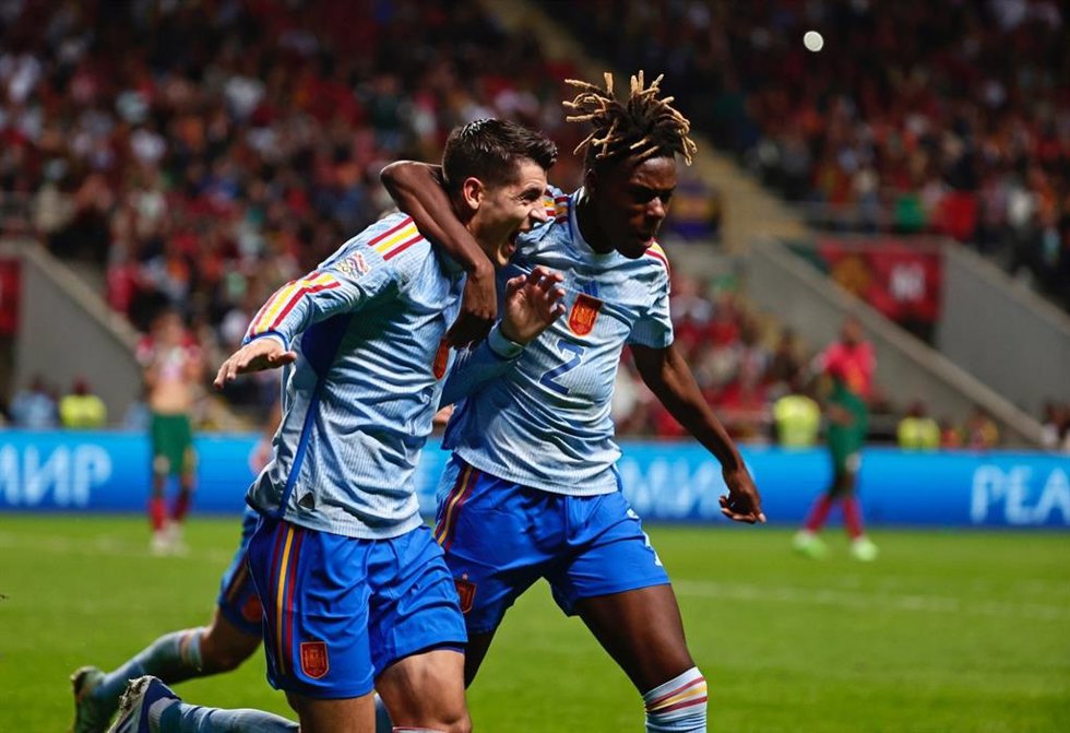 Archivo - Alvaro Morata y Nico Williams celebran el 0-1 en el Portugal-España de la Liga de Naciones 2022-23.