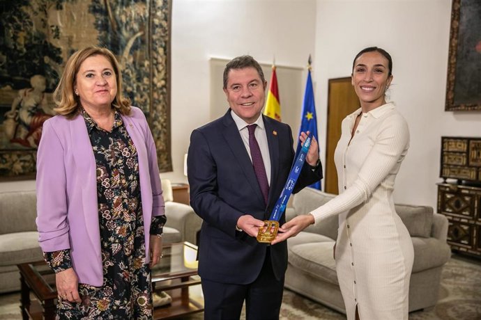 El jefe del Ejecutivo regional, Emiliano García-Page, recibe en el Palacio de Fuensalida a la deportista Verónica Virseda, campeona del mundo de pádel con la Selección Española.