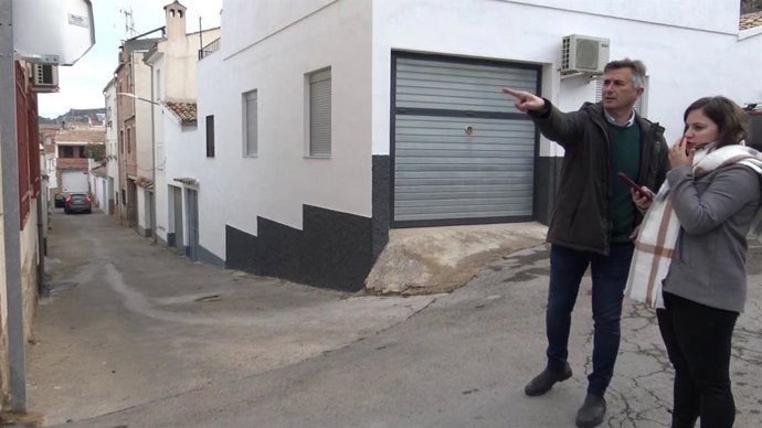 El diputado de Infraestructuras Municipales, José Luis Agea, en Chilluévar con la alcaldesa